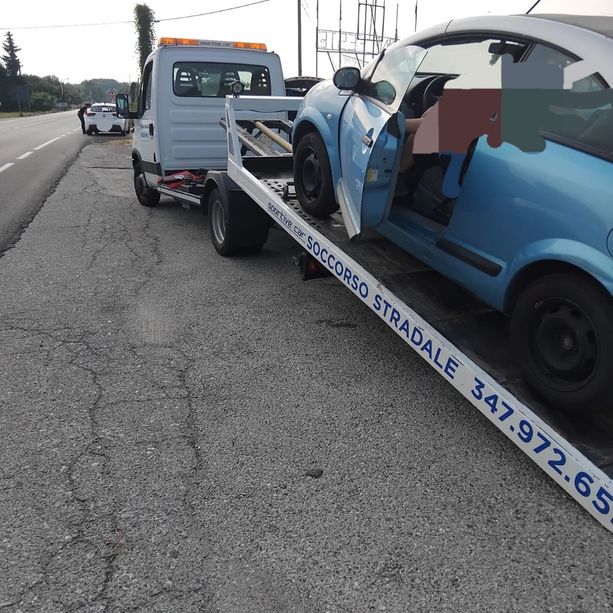 Luserna San Giovanni: rischia di investire una vigilessa e tenta una fuga