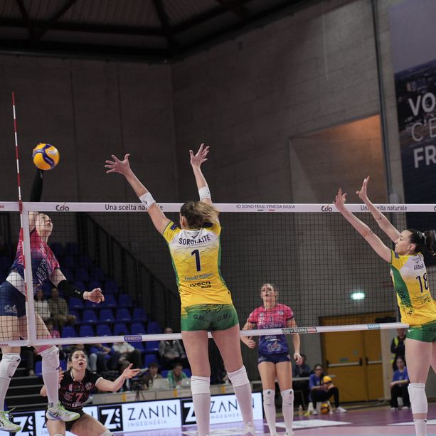 Volley A1/F: la Wash4green Pinerolo scivola sul taraflex di Latisana