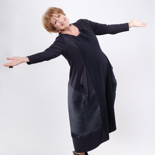 ‘Questioni di cuore’ al Teatro Piemont con l’ironia di Lella Costa