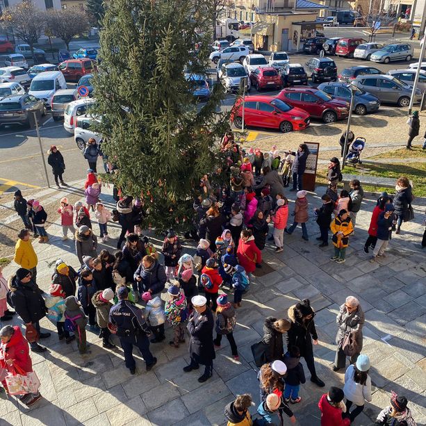 A Luserna San Giovanni tocca agli alunni addobbare l’albero di Natale