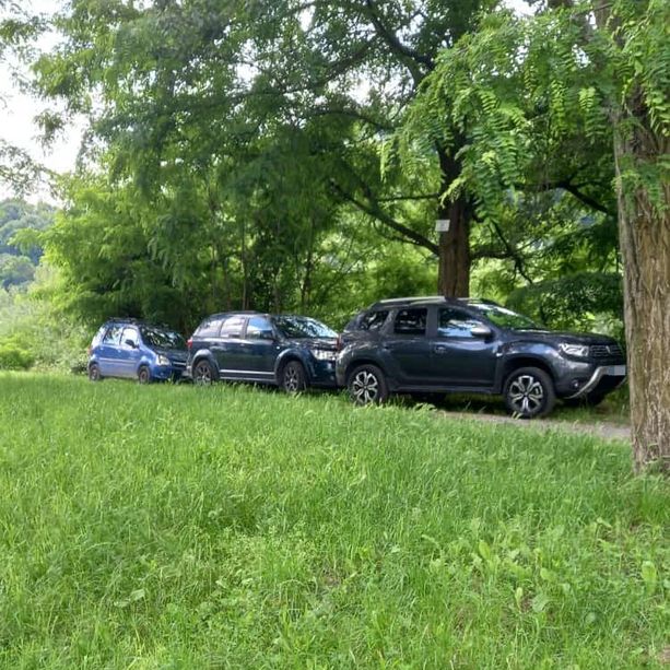 In auto dove dovrebbero passare solo bici e pedoni per fare le costine sul Pellice