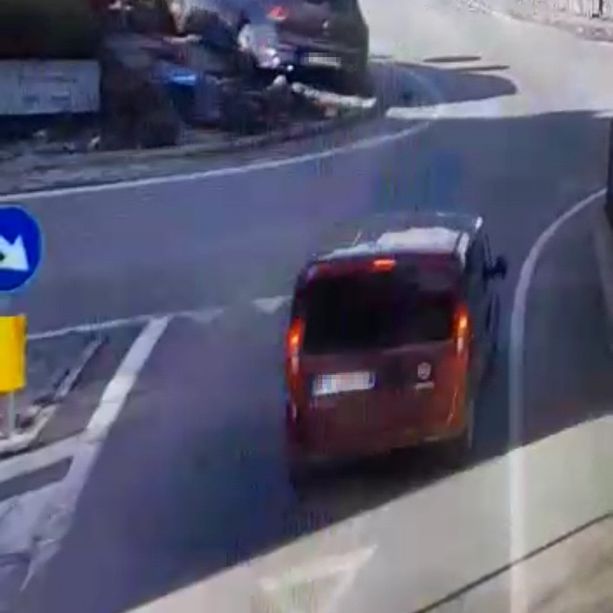 Luserna San Giovanni: tira dritto con l’auto e ‘sale’ su una rotonda