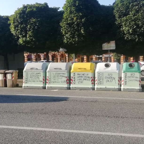 Cassonetti dei rifiuti ‘No Green Pass’ a Luserna San Giovanni
