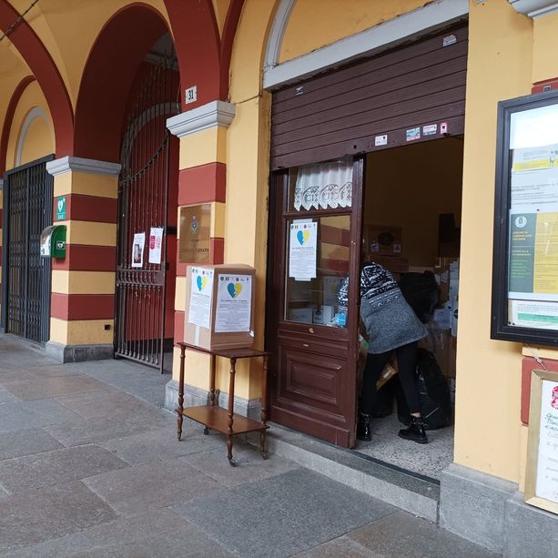 A Luserna San Giovanni la musica mette in moto i mezzi che porteranno aiuti in Ucraina