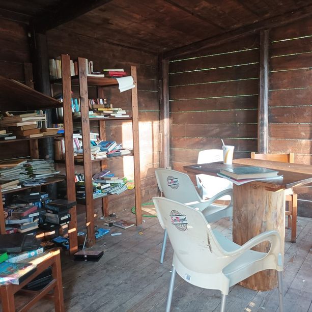 Vandali all’opera a Luserna San Giovanni nella casetta dei libri del parco di via Masel [VIDEO]