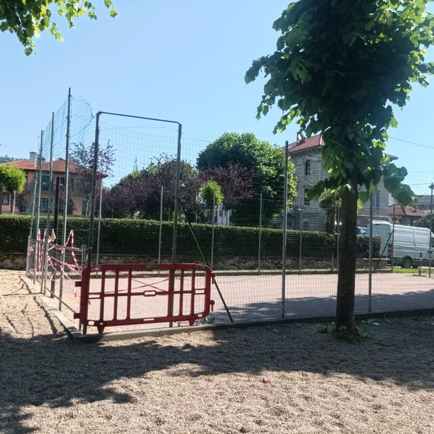 La recinzione del campetto da basket è pericolosa: verrà rimossa per ricostruire l’area