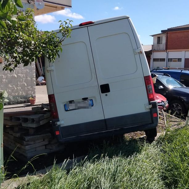 Furgone esce fuori strada e sfonda recinzione di un’azienda a Luserna San Giovanni [FOTO]