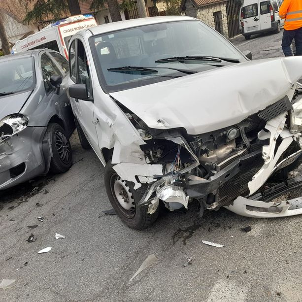 Tre auto coinvolte e due feriti: incidente a Luserna San Giovanni