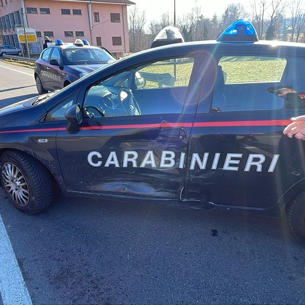 Automobilista urta auto dei carabinieri a Luserna San Giovanni