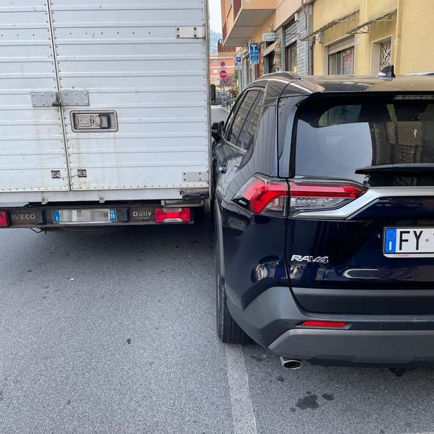 Luserna San Giovanni: furgone in manovra danneggia due auto in sosta