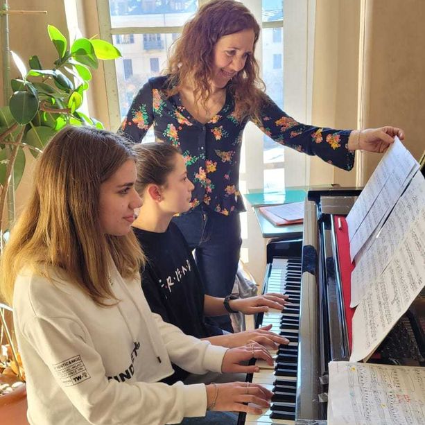 Insegnanti e allieve al tempio per mettere in musica le parole delle donne
