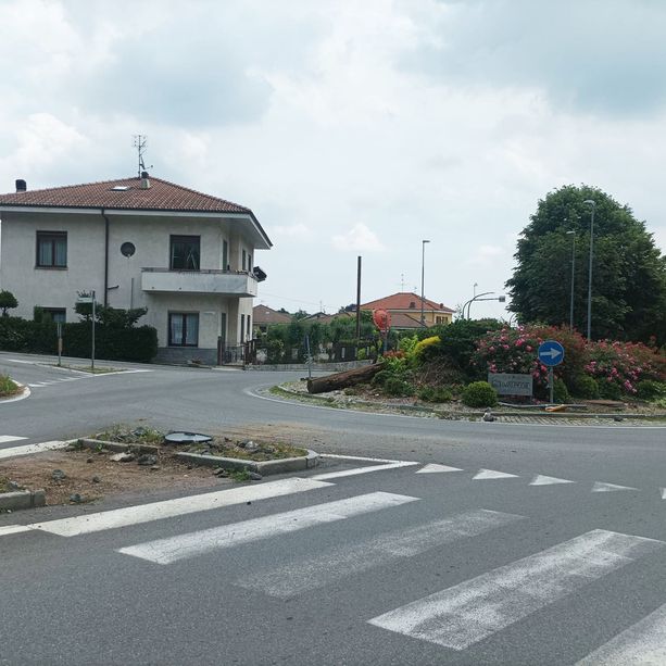 Luserna San Giovanni: ancora un’auto sulla rotonda di Pralafera