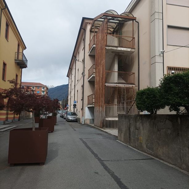 Minorenni si inerpicano sulla scala antincendio della scuola abbandonata: il Comune interverrà