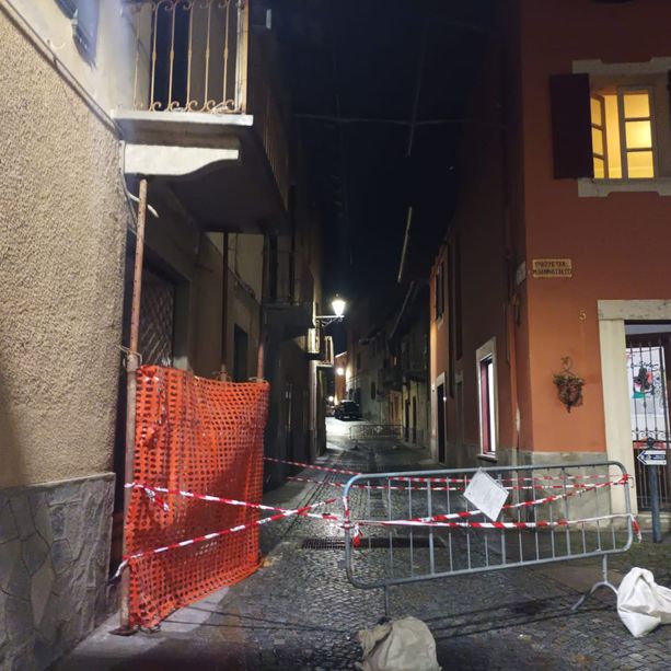 A Luserna alta un mezzo pesante ha colpito un balcone: chiusa via Brianza Ballesio