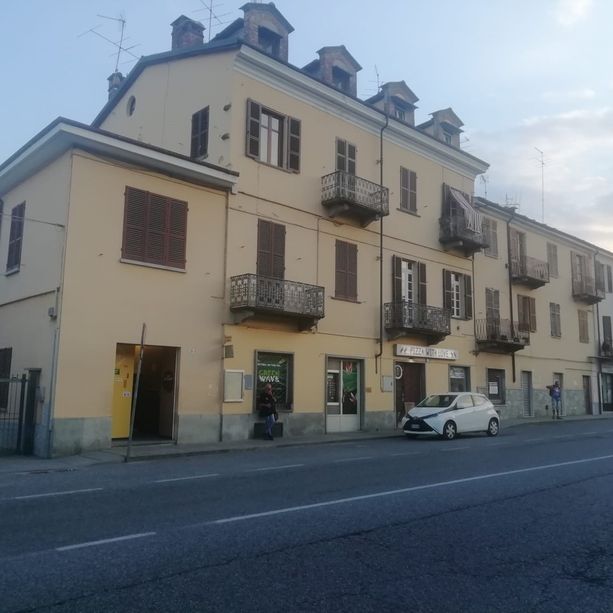 Rissa alla fermata del bus in centro a Luserna San Giovanni