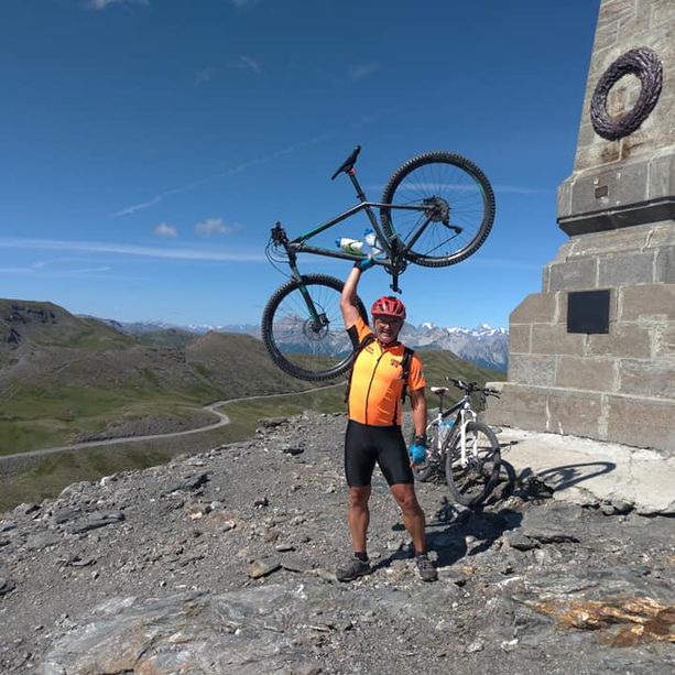 In mountain bike su un ghiacciaio per portare acqua pulita in Africa