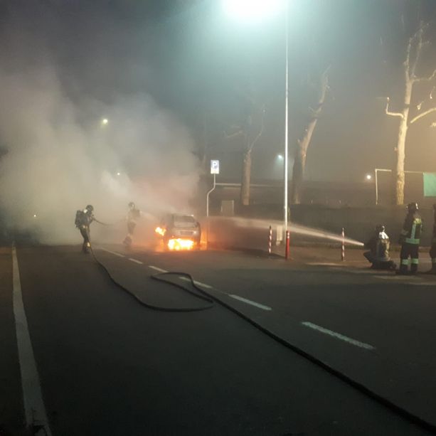 Tre auto sono state date alle fiamme nella notte a None