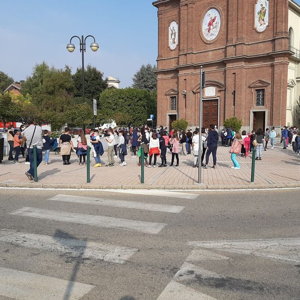 Colpi di tosse improvvisi e gola irritata per alunni e personale: la Don Albera di None evacuata