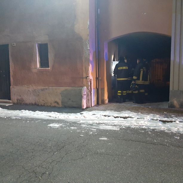 Brucia cassonetti, auto e contatori della luce a None: arrestato