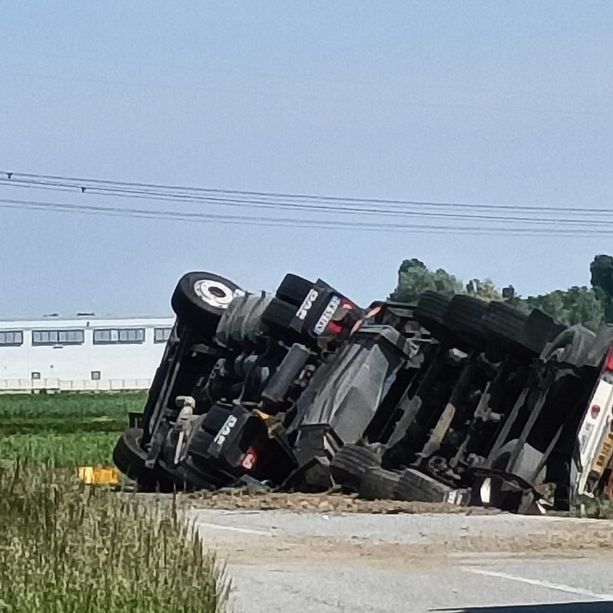 Pancalieri: camion di legnami finisce nel fosso [FOTO]