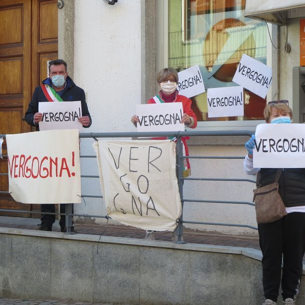 Unicredit di Perosa Argentina, dopo il «vergogna», arrivano i soldi nel bancomat