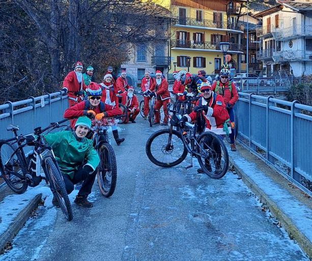 Babbi Natale in bici a Pomaretto e Pinasca per far sciare le persone disabili
