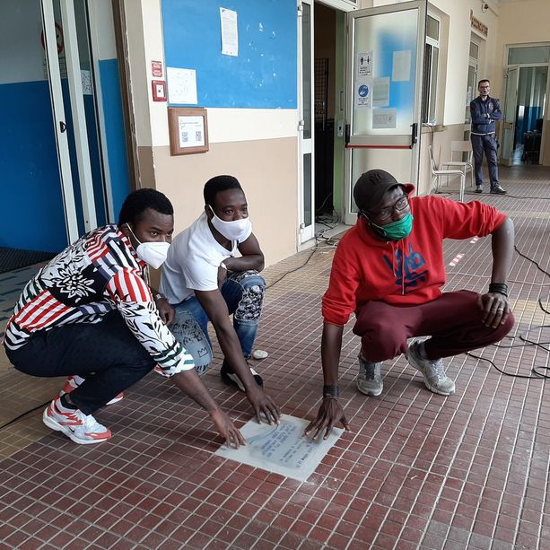 L’Engim di Pinerolo celebra l’accoglienza con una pietra d’inciampo [FOTO e VIDEO]