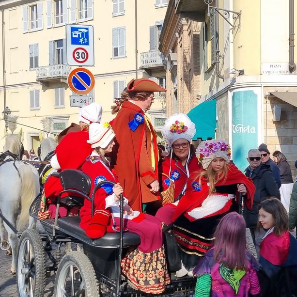 Artisti, costumi e carri statici per il Carnevale di Pinerolo
