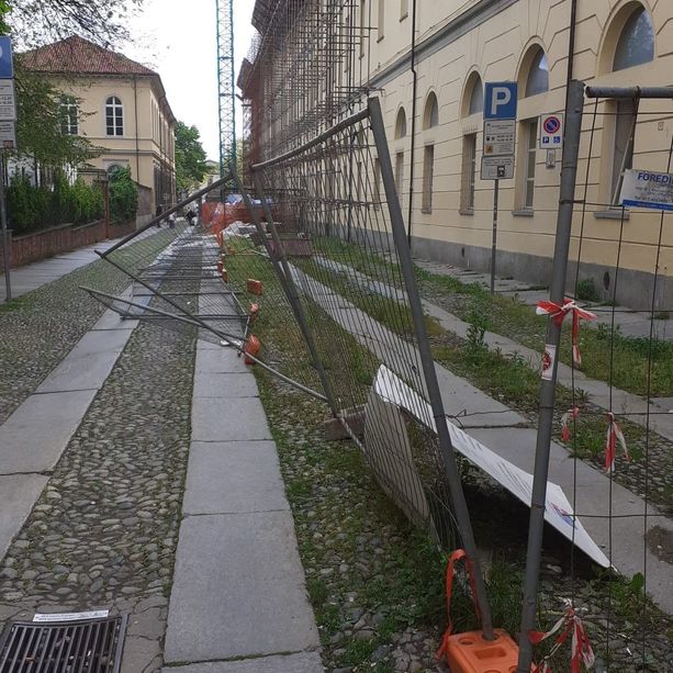 Vandali danneggiano nuovamente le recinzioni del cantiere del Porporato