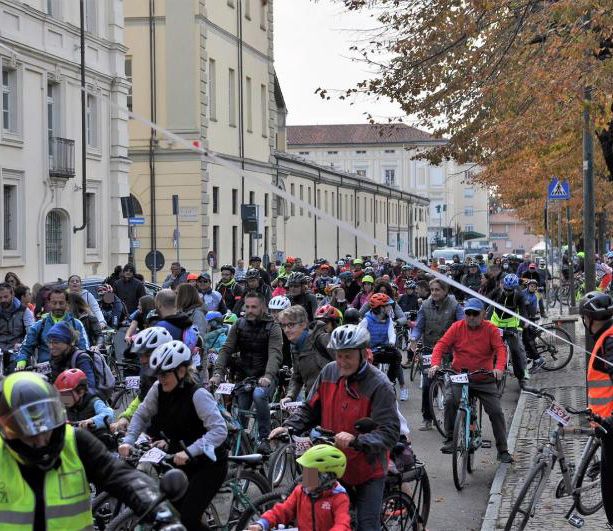‘Pinerolo Pedala’ con grandi e piccini per le vie della città
