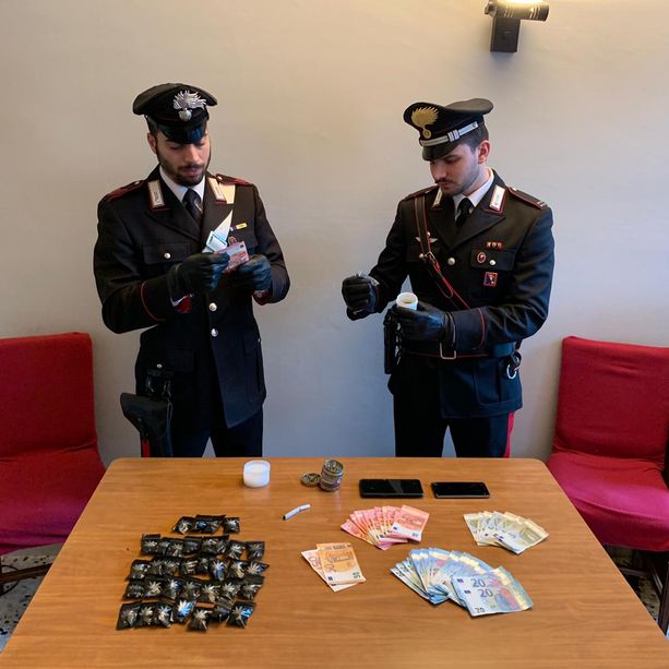 Un minorenne arrestato per spaccio vicino alla stazione di Pinerolo e alle superiori