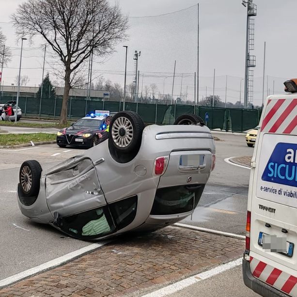 Due auto si scontrano a Pinerolo e una si ribalta nella rotonda