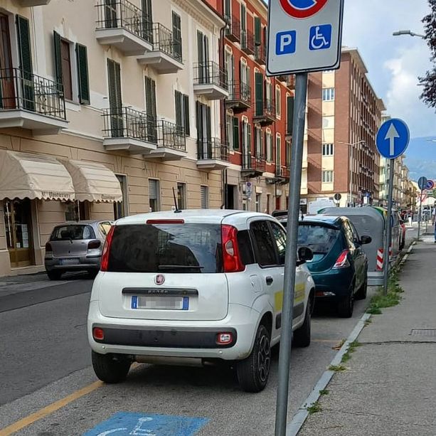 Pinerolo: Per consegnare la posta parcheggia nel posto dei disabili
