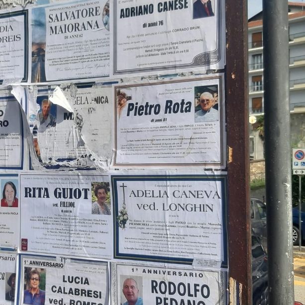 Insulto omofobo su un manifesto funebre a Pinerolo
