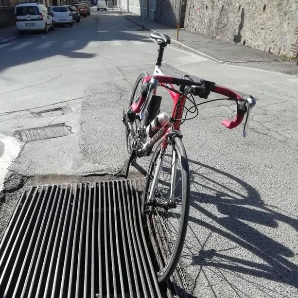 Il Comune di Pinerolo metterà ‘una toppa’ alla griglia di via Davico che ha fatto cadere un ciclista