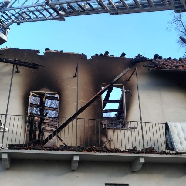 Un incendio divora il tetto di una cascina di Baudenasca