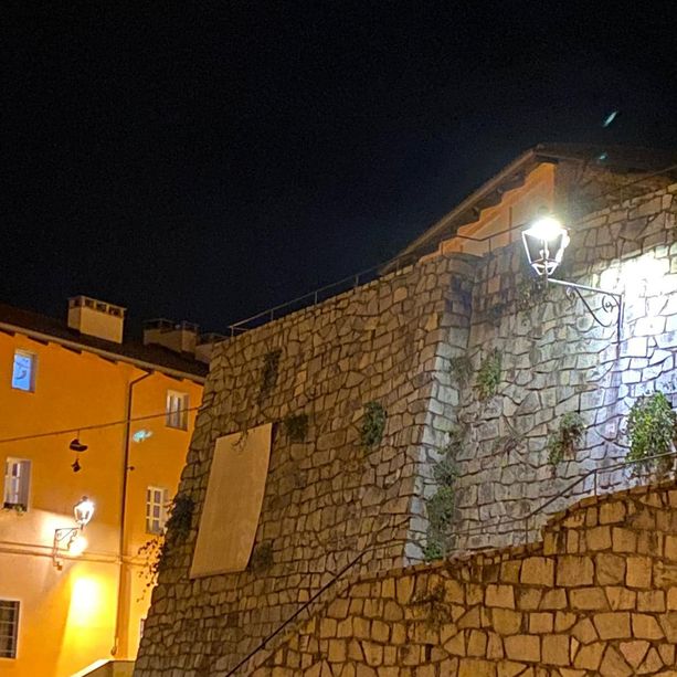 Led nel centro storico di Pinerolo: il Comune non toglierà più i vetri