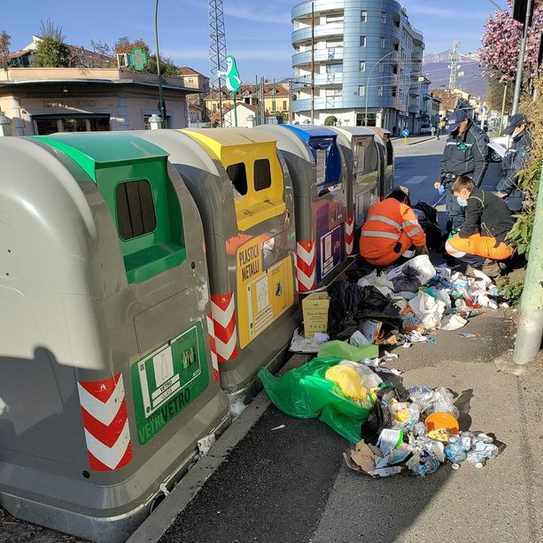 Multa al Curie per abbandono rifiuti: “Non avevamo ricevuto le chiavi del cassonetto”