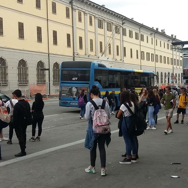 Troppa calca alla fermata del bus di Pinerolo: «Bisogna intervenire, prima che succeda qualcosa»