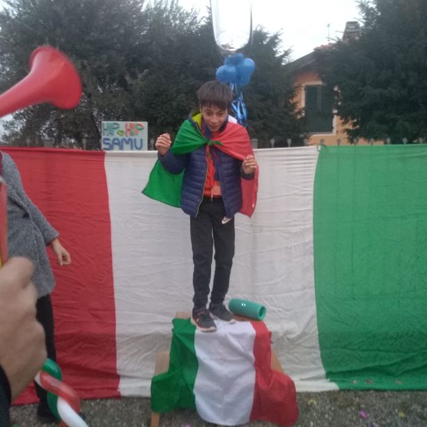 Samuele Tron è tornato a Pinerolo con una medaglia d’oro e un comitato di accoglienza (VIDEO)