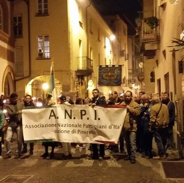 Da Pinerolo alla Val Pellice, le fiaccole e i cortei si spostano sul web per un 25 aprile inedito