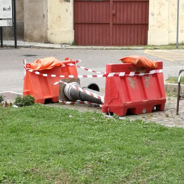 Camion abbatte la fontanella della rotatoria di piazza Marconi a Pinerolo