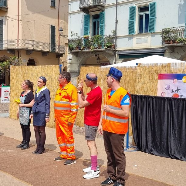 Il sorriso ritorna in piazza Facta con le gag dei nasi rossi
