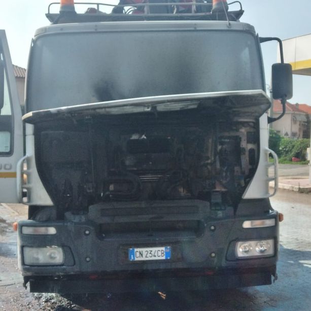 Mezzo dell’Acea in fiamme in via Carmagnola a Pinerolo