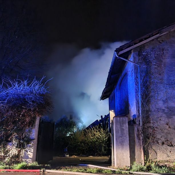 Fiamme in una cascina in stradale Baudenasca a Pinerolo [FOTO]