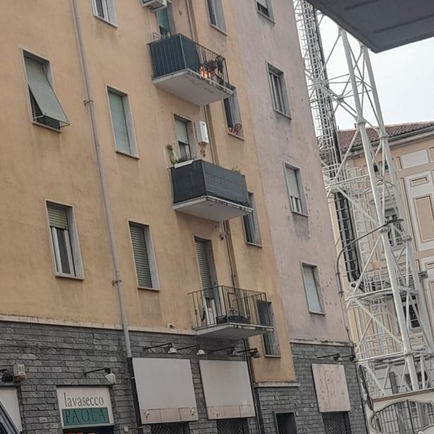 Pinerolo: prende fuoco una bombola del gas in via Bertacchi