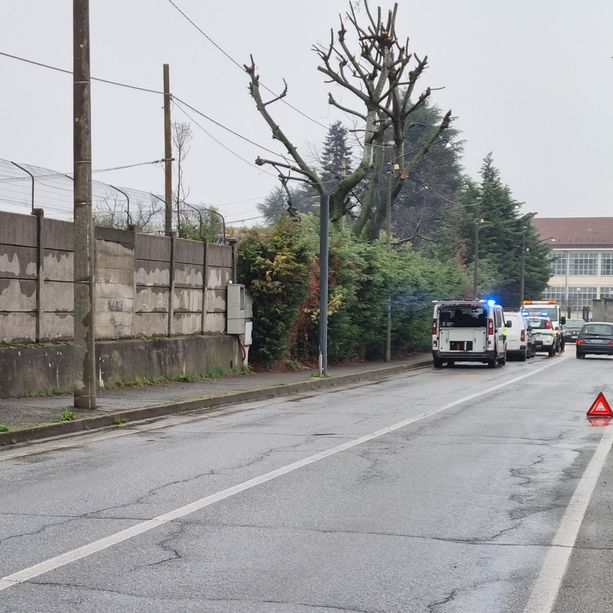 Scontro tra un furgoncino e un’auto a Pinerolo