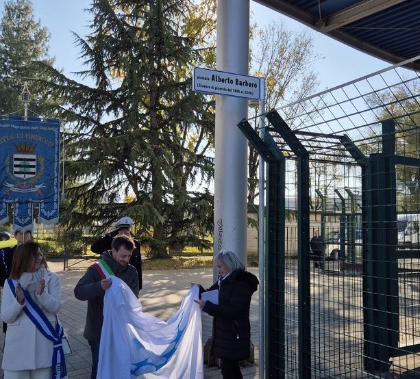 Il sindaco delle Olimpiadi dà il nome al piazzale del Palaghiaccio di Pinerolo