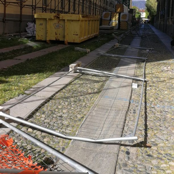 Per due notti consecutive i vandali prendono di mira le finestre del Liceo Porporato di Pinerolo