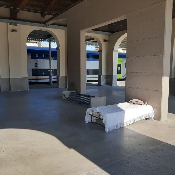 In stazione a Pinerolo c’è un letto, ma nessuno sa di chi sia